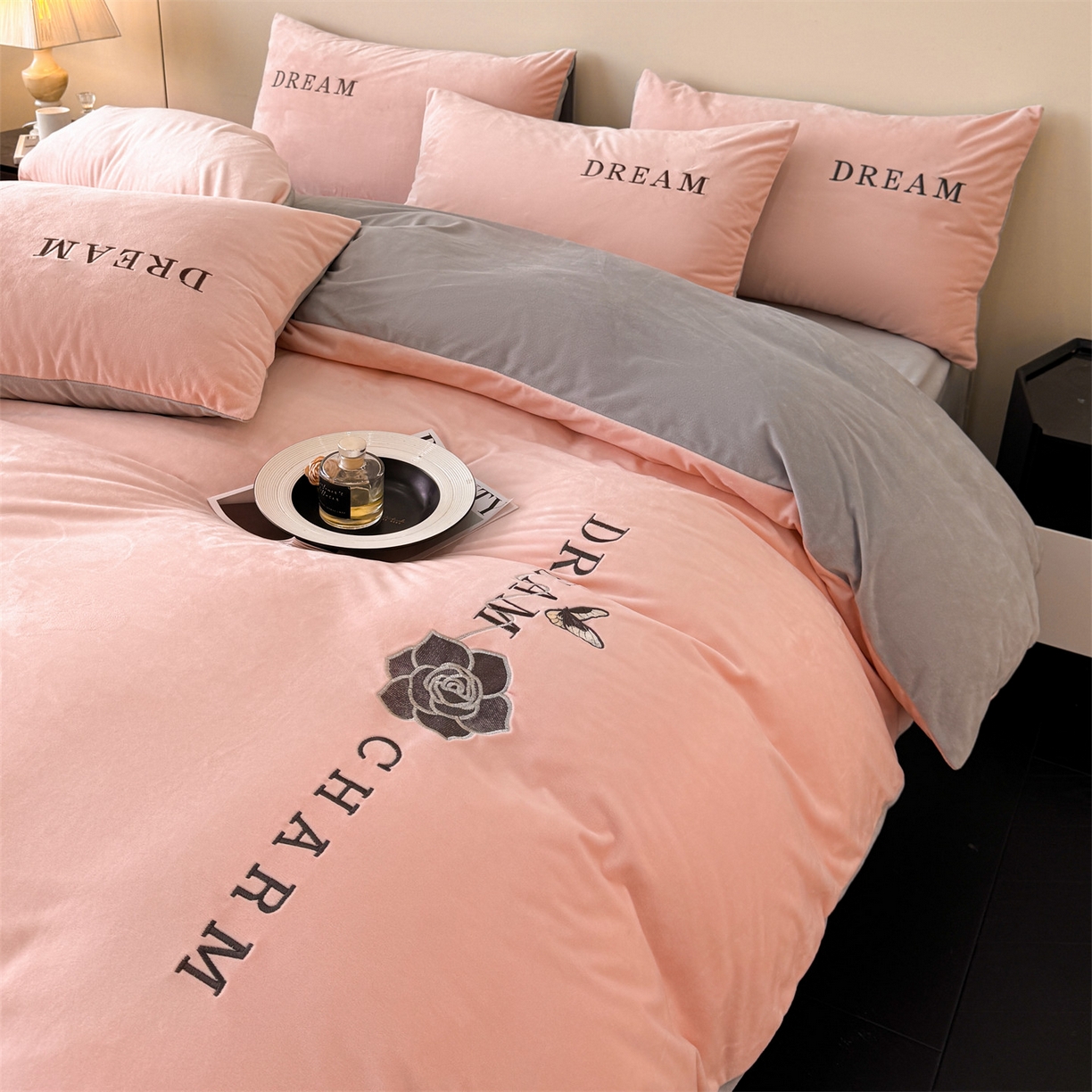 91家纺网 家纺一手货源 找家纺 云棉坊 2025新款水晶绒刺绣四件套-初见 初见-蜜桃粉