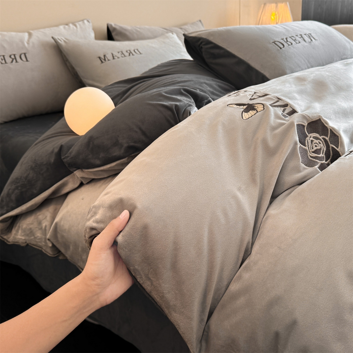 91家纺网 家纺一手货源 找家纺 云棉坊 2025新款水晶绒刺绣四件套-初见 初见-山灰