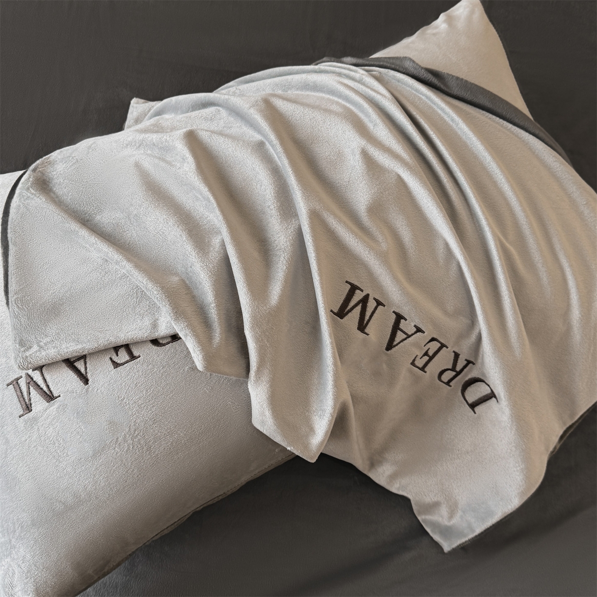 91家纺网 家纺一手货源 找家纺 云棉坊 2025新款水晶绒刺绣四件套-初见 初见-山灰