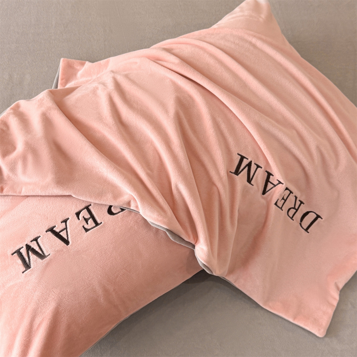 91家纺网 家纺一手货源 找家纺 云棉坊 2025新款水晶绒刺绣四件套-初见 初见-蜜桃粉