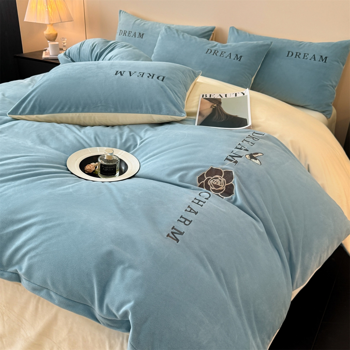 91家纺网 家纺一手货源 找家纺 云棉坊 2025新款水晶绒刺绣四件套-初见 初见-天空兰