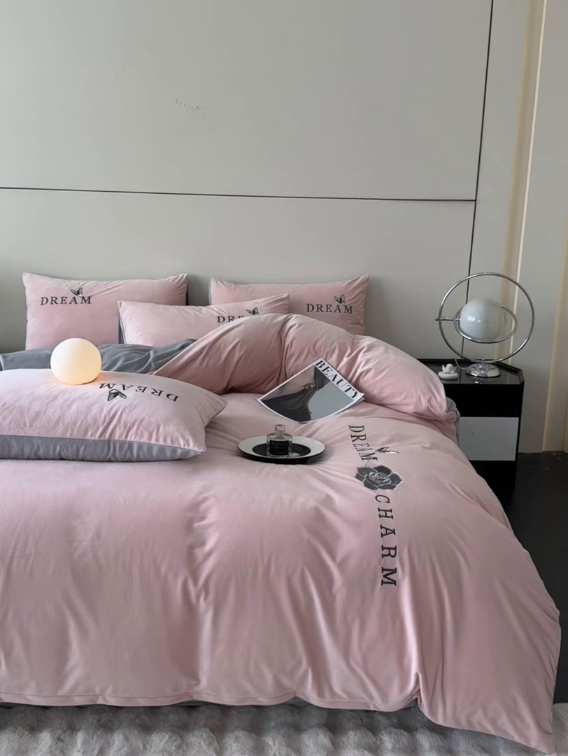 91家纺网 家纺一手货源 找家纺 云棉坊 2025新款水晶绒刺绣四件套-初见 初见-蜜桃粉