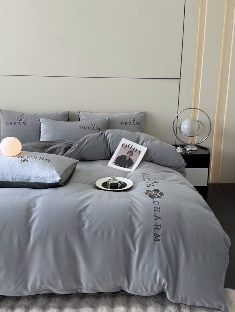 91家纺网 家纺一手货源 找家纺 云棉坊 2025新款水晶绒刺绣四件套-初见 初见-山灰