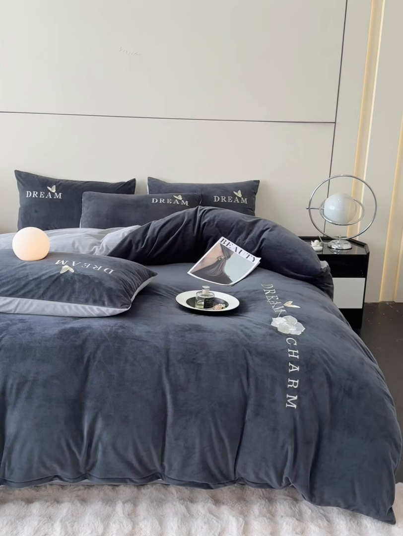 91家纺网 家纺一手货源 找家纺 云棉坊 2025新款水晶绒刺绣四件套-初见 初见-高级灰