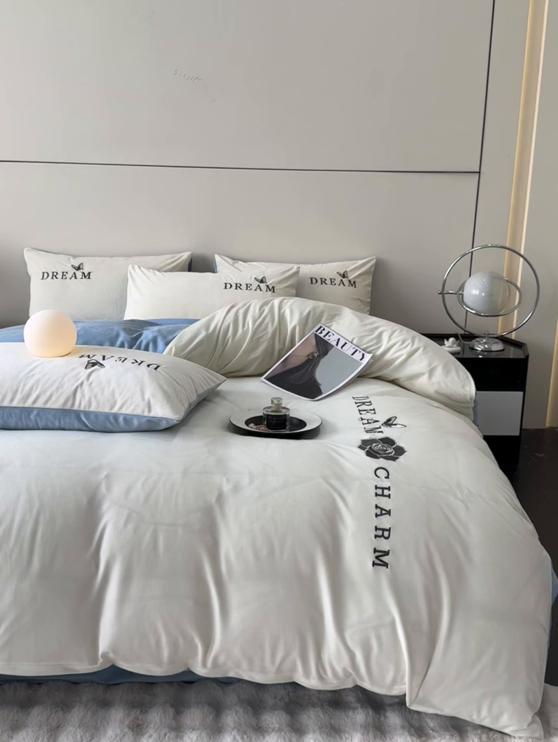 91家纺网 家纺一手货源 找家纺 云棉坊 2025新款水晶绒刺绣四件套-初见 初见-奶白兰