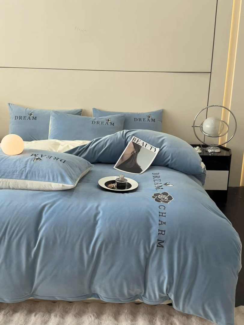 91家纺网 家纺一手货源 找家纺 云棉坊 2025新款水晶绒刺绣四件套-初见 初见-天空兰