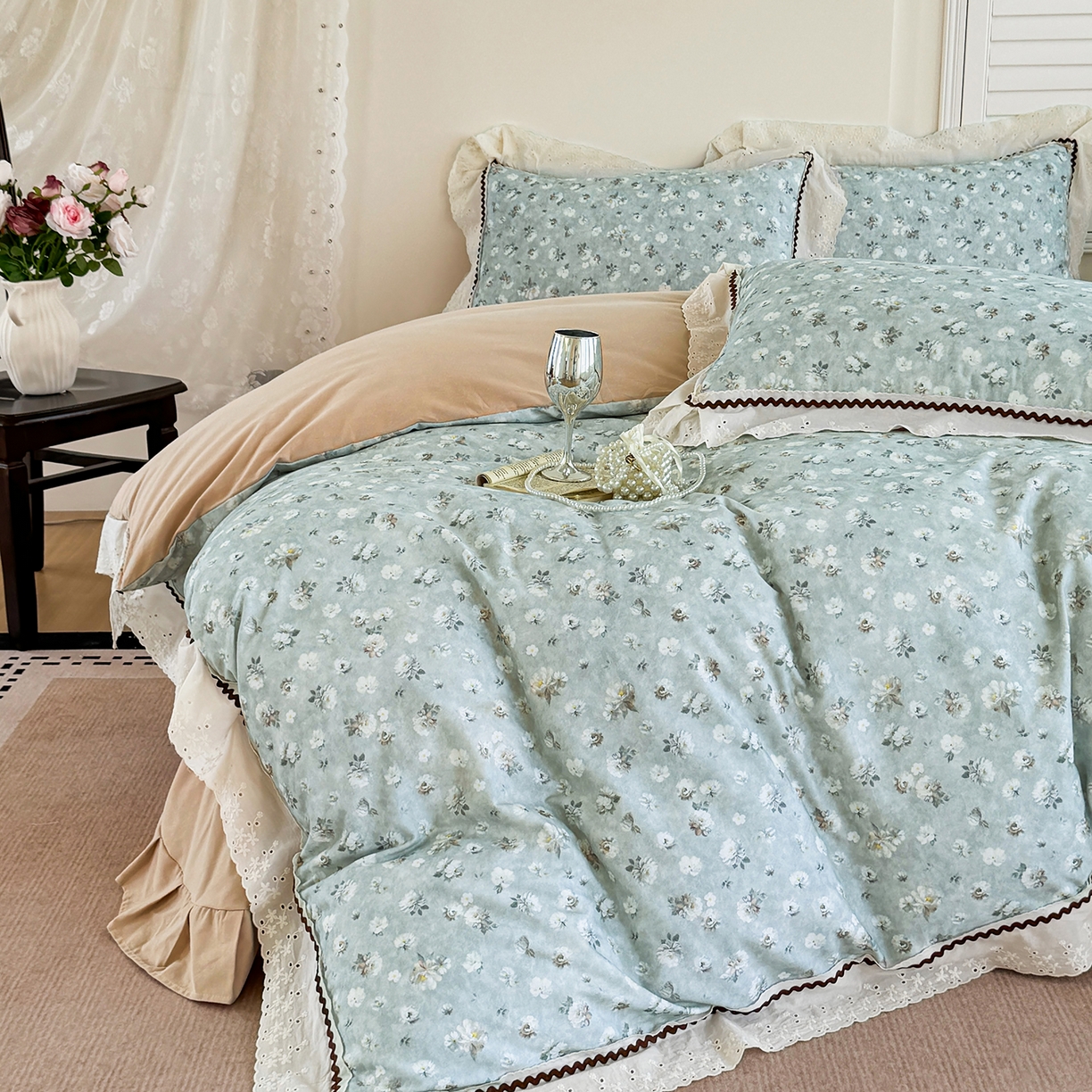 91家纺网 家纺一手货源 找家纺 星座家纺 2025新款秋冬全棉花边数码印花磨毛四件套 蜜瓣小雏菊-兰