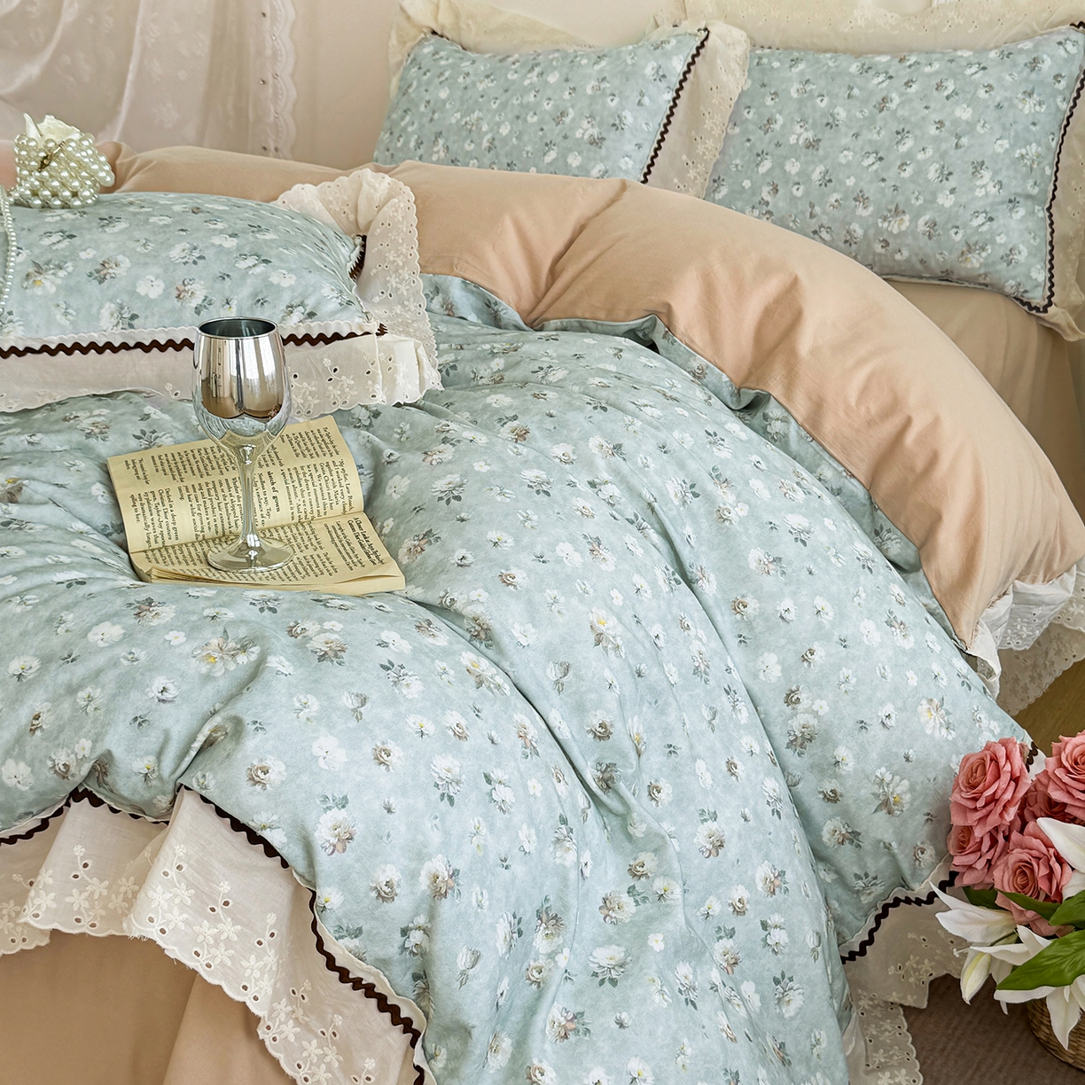 91家纺网 家纺一手货源 找家纺 星座家纺 2025新款秋冬全棉花边数码印花磨毛四件套 蜜瓣小雏菊-兰