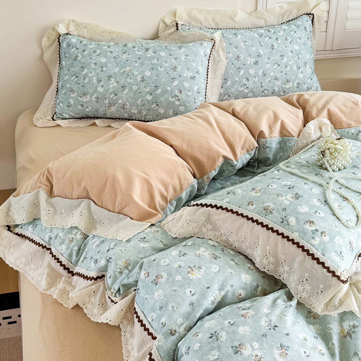 91家纺网 家纺一手货源 找家纺 星座家纺 2025新款秋冬全棉花边数码印花磨毛四件套 蜜瓣小雏菊-兰