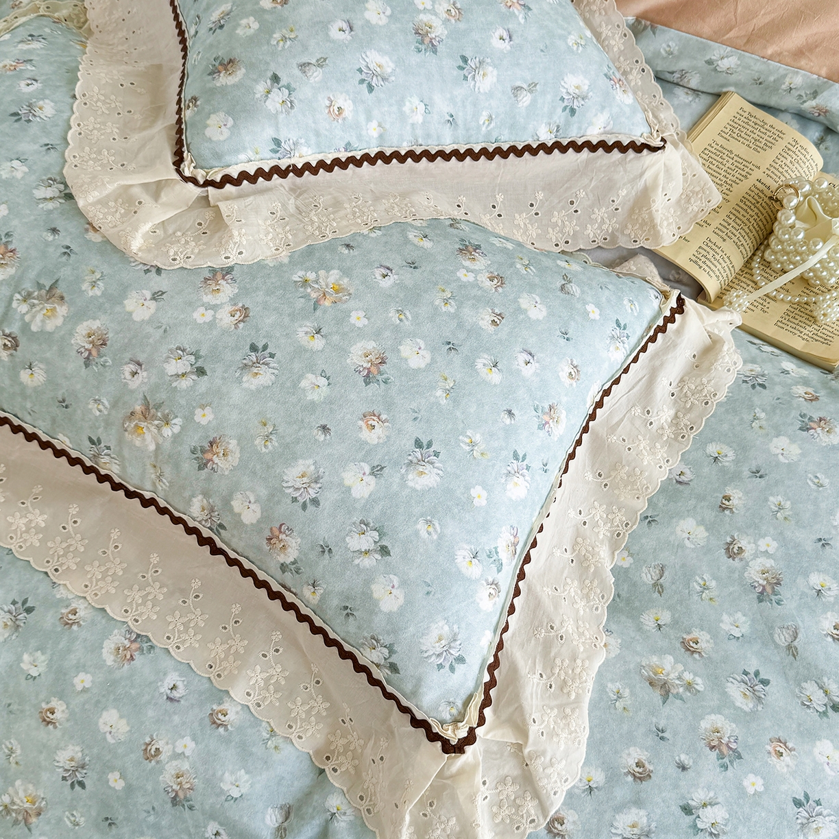 91家纺网 家纺一手货源 找家纺 星座家纺 2025新款秋冬全棉花边数码印花磨毛四件套 蜜瓣小雏菊-兰