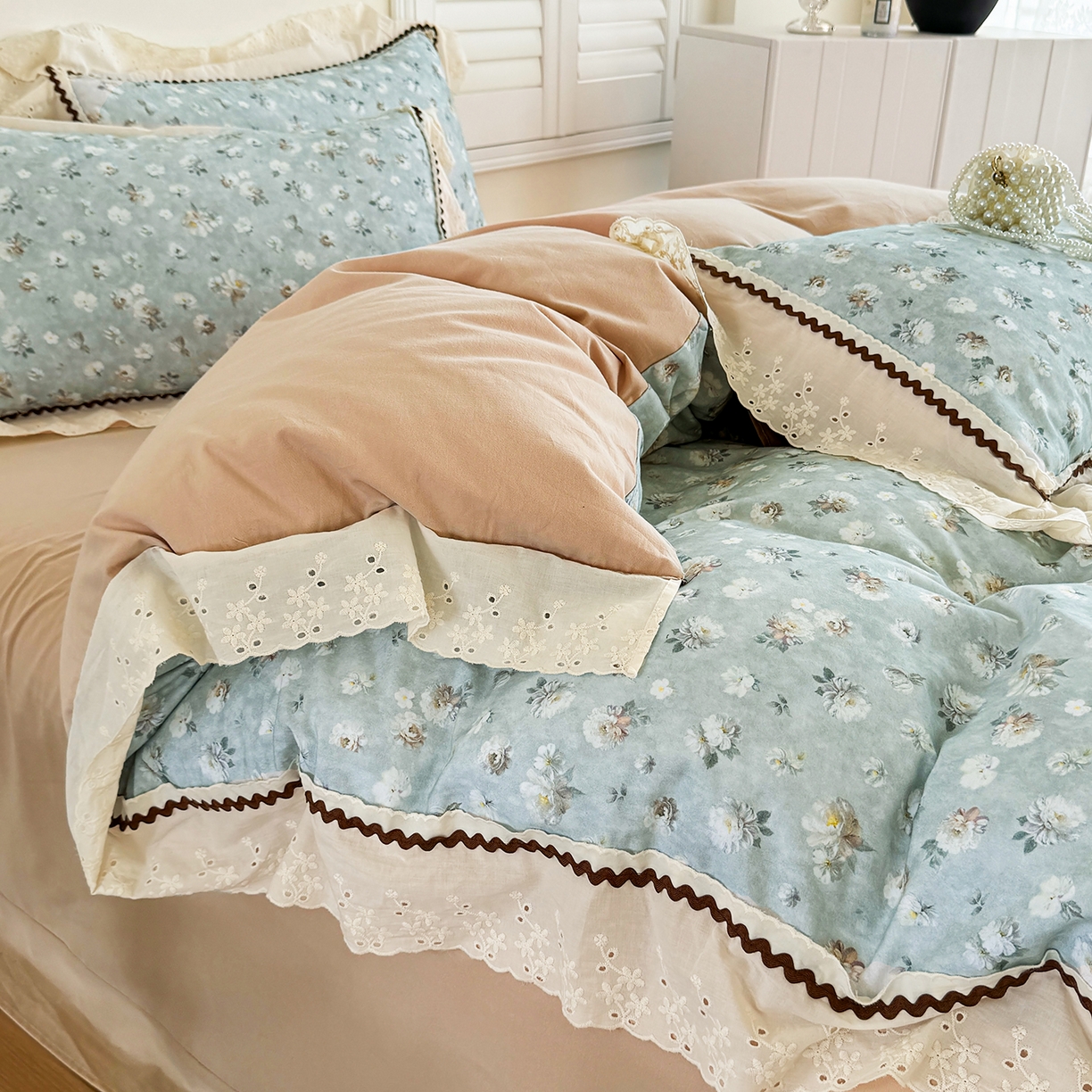 91家纺网 家纺一手货源 找家纺 星座家纺 2025新款秋冬全棉花边数码印花磨毛四件套 蜜瓣小雏菊-兰