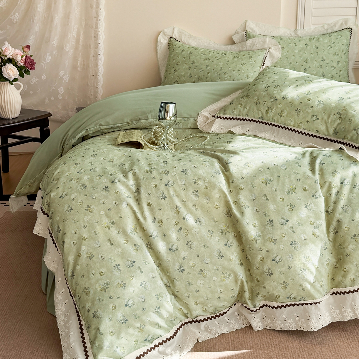 91家纺网 家纺一手货源 找家纺 星座家纺 2025新款秋冬全棉花边数码印花磨毛四件套 蜜瓣小雏菊-绿