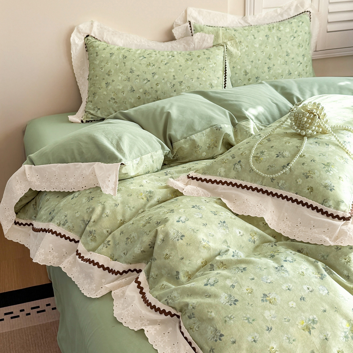 91家纺网 家纺一手货源 找家纺 星座家纺 2025新款秋冬全棉花边数码印花磨毛四件套 蜜瓣小雏菊-绿