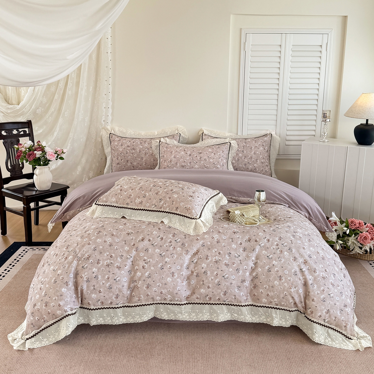 91家纺网 家纺一手货源 找家纺 星座家纺 2025新款秋冬全棉花边数码印花磨毛四件套 蜜瓣小雏菊-紫