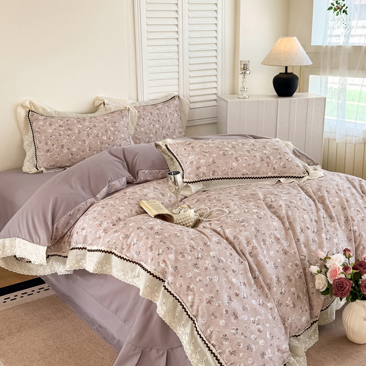 91家纺网 家纺一手货源 找家纺 星座家纺 2025新款秋冬全棉花边数码印花磨毛四件套 蜜瓣小雏菊-紫