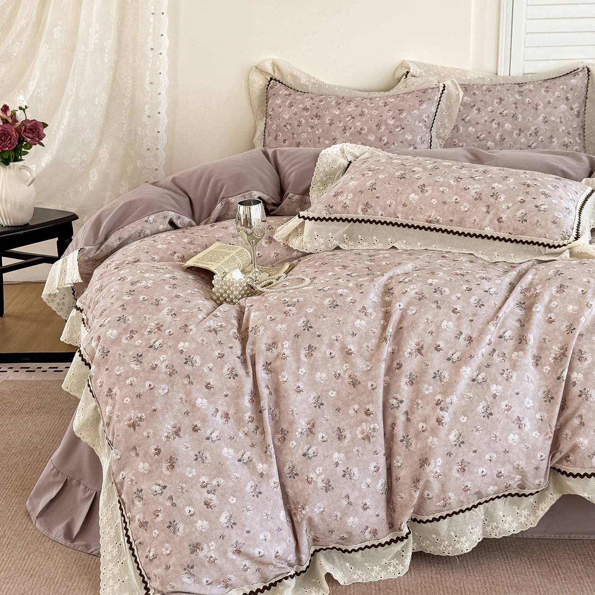 91家纺网 家纺一手货源 找家纺 星座家纺 2025新款秋冬全棉花边数码印花磨毛四件套 蜜瓣小雏菊-紫