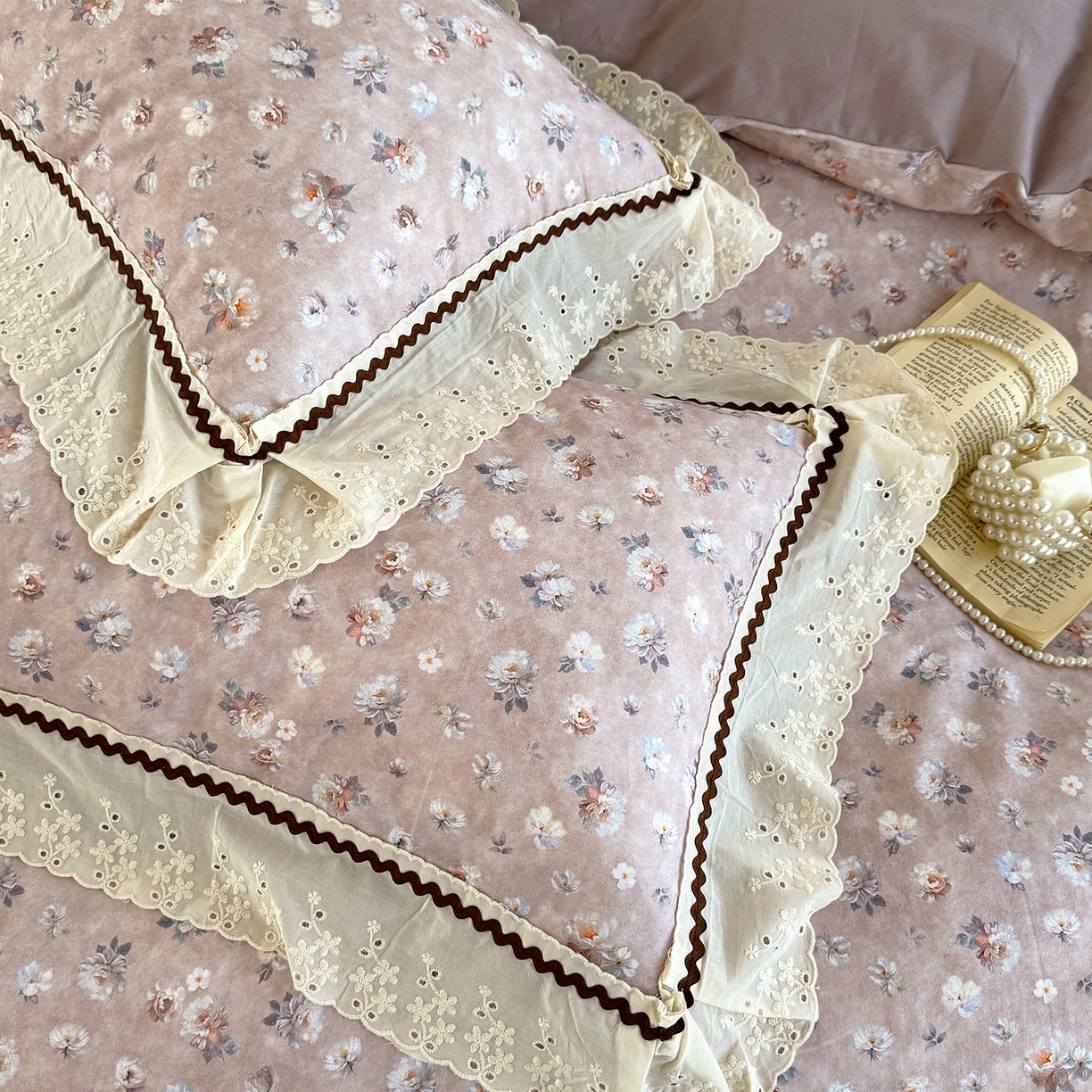 91家纺网 家纺一手货源 找家纺 星座家纺 2025新款秋冬全棉花边数码印花磨毛四件套 蜜瓣小雏菊-紫