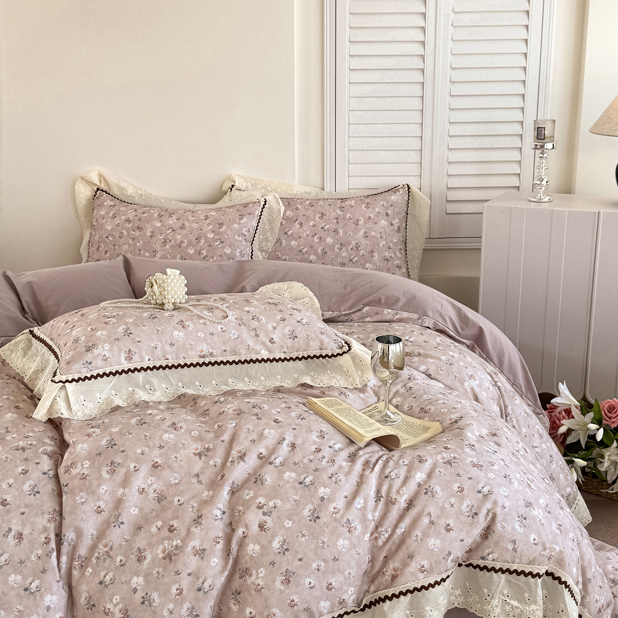 91家纺网 家纺一手货源 找家纺 星座家纺 2025新款秋冬全棉花边数码印花磨毛四件套 蜜瓣小雏菊-紫