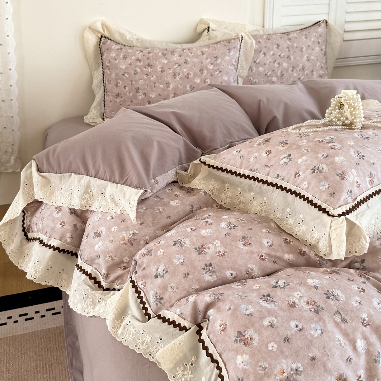 91家纺网 家纺一手货源 找家纺 星座家纺 2025新款秋冬全棉花边数码印花磨毛四件套 蜜瓣小雏菊-紫