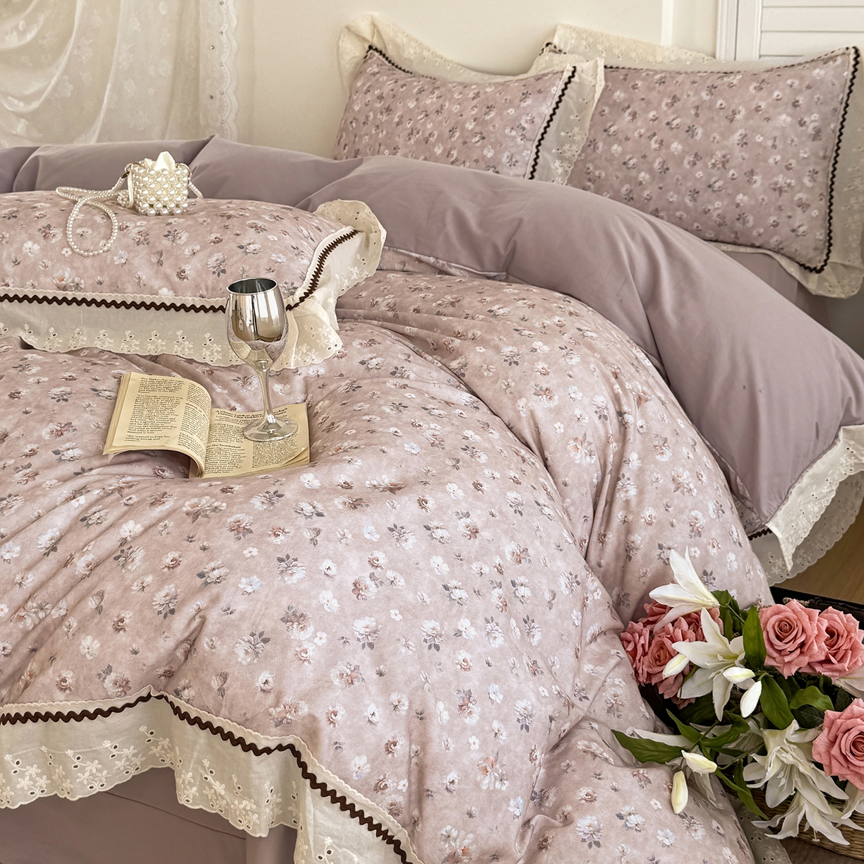 91家纺网 家纺一手货源 找家纺 星座家纺 2025新款秋冬全棉花边数码印花磨毛四件套 蜜瓣小雏菊-紫