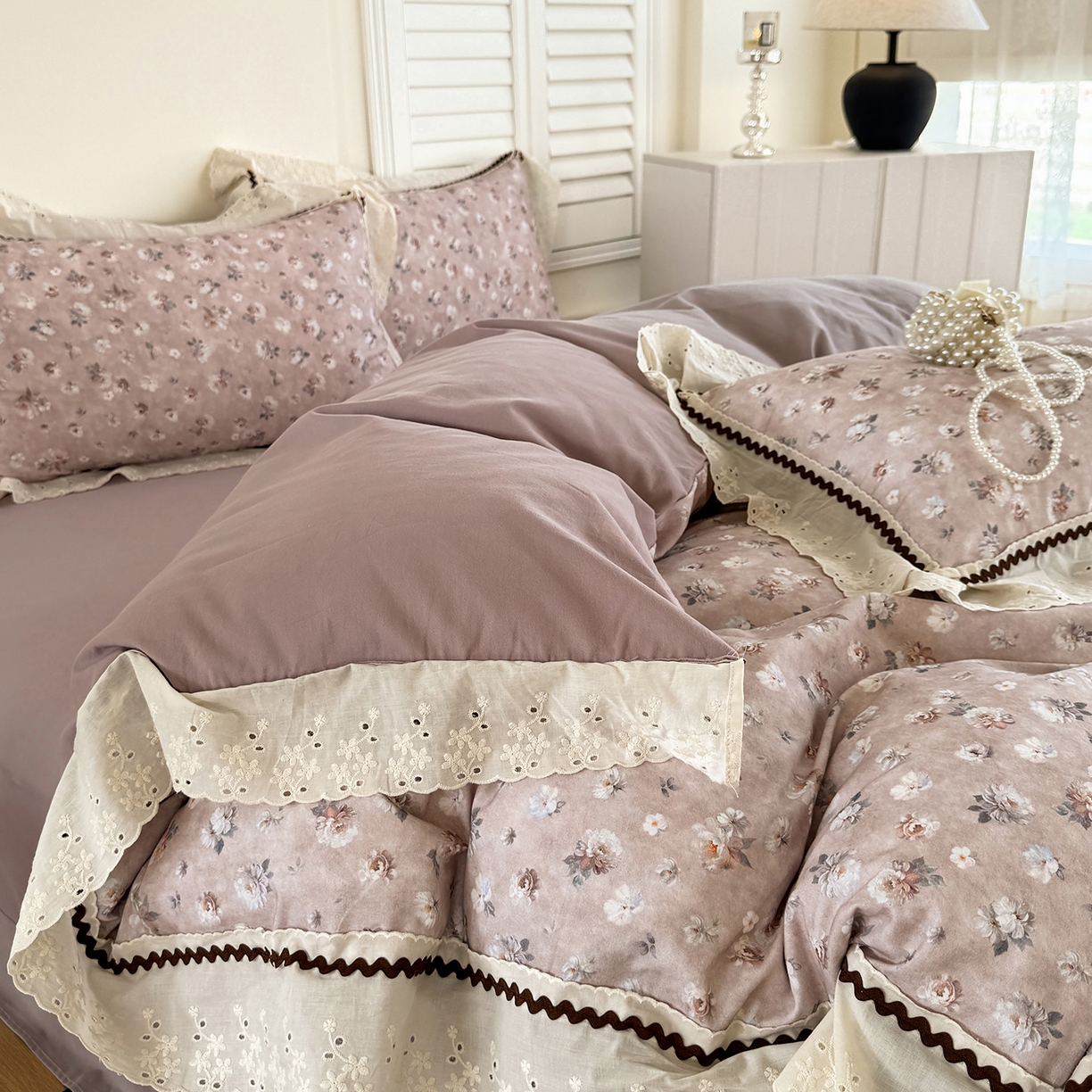 91家纺网 家纺一手货源 找家纺 星座家纺 2025新款秋冬全棉花边数码印花磨毛四件套 蜜瓣小雏菊-紫