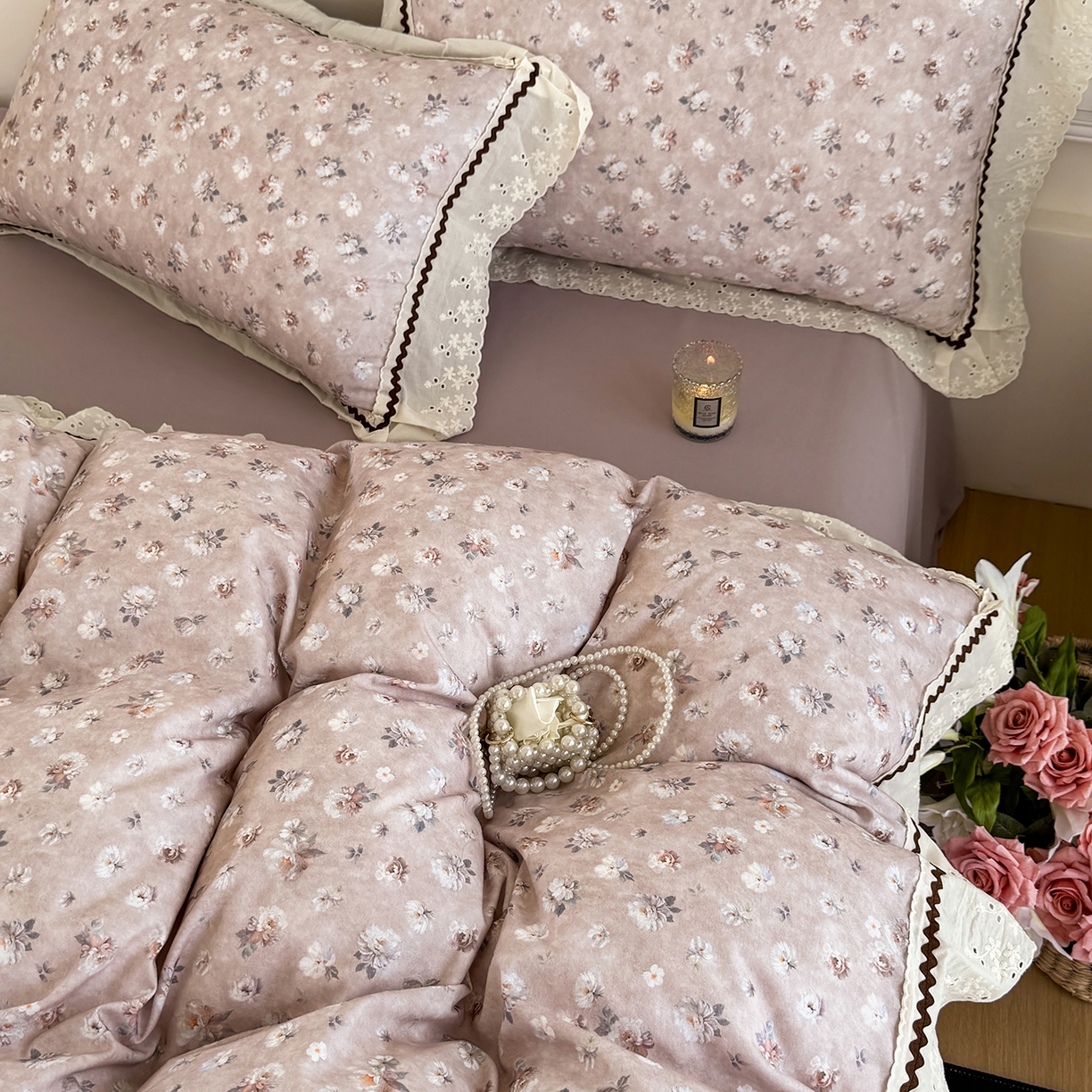 91家纺网 家纺一手货源 找家纺 星座家纺 2025新款秋冬全棉花边数码印花磨毛四件套 蜜瓣小雏菊-紫