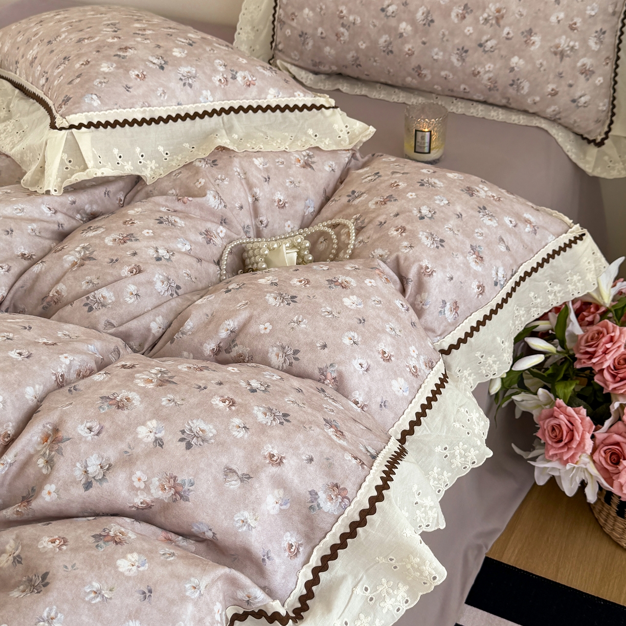 91家纺网 家纺一手货源 找家纺 星座家纺 2025新款秋冬全棉花边数码印花磨毛四件套 蜜瓣小雏菊-紫