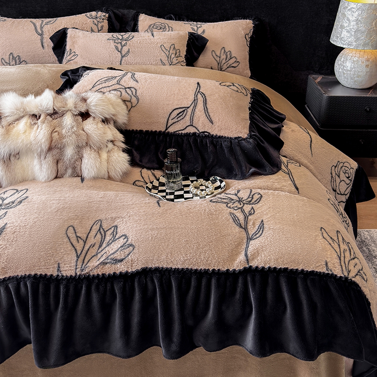 91家纺网 家纺一手货源 找家纺 优悦生活馆 2025新款兔毛绒牛奶绒保暖四件套 线条玫瑰