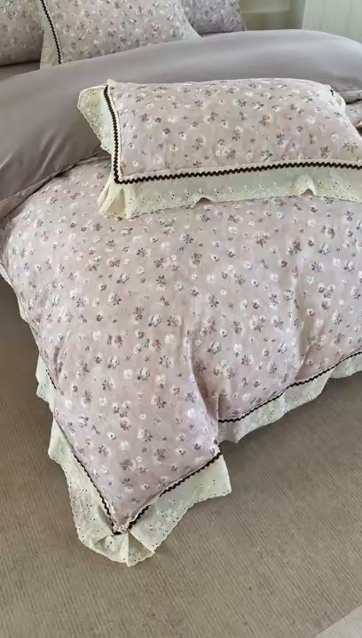 91家纺网 家纺一手货源 找家纺 星座家纺 2025新款秋冬全棉花边数码印花磨毛四件套 蜜瓣小雏菊-紫