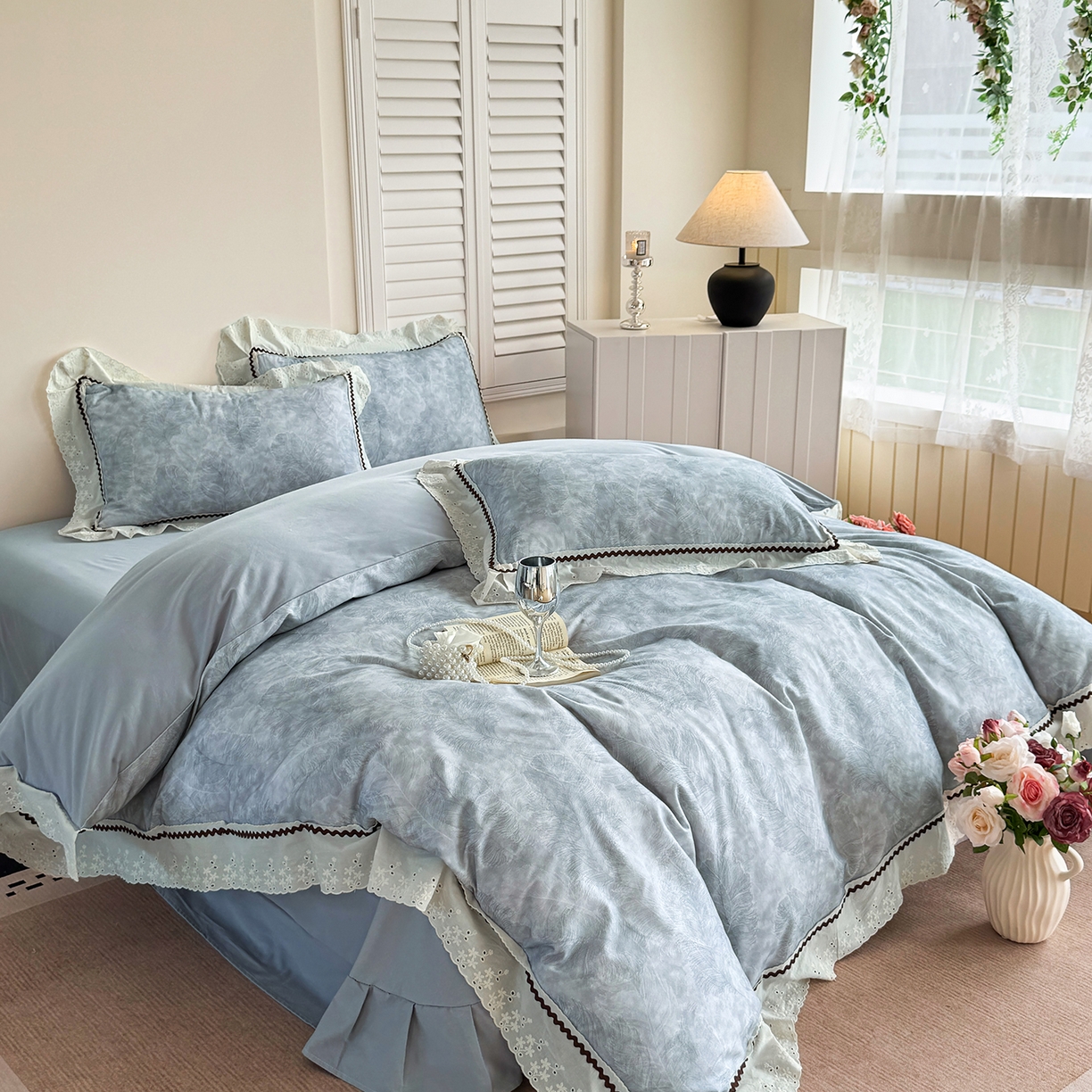 91家纺网 家纺一手货源 找家纺 星座家纺 2025新款秋冬全棉花边数码印花磨毛四件套 羽絮-灰