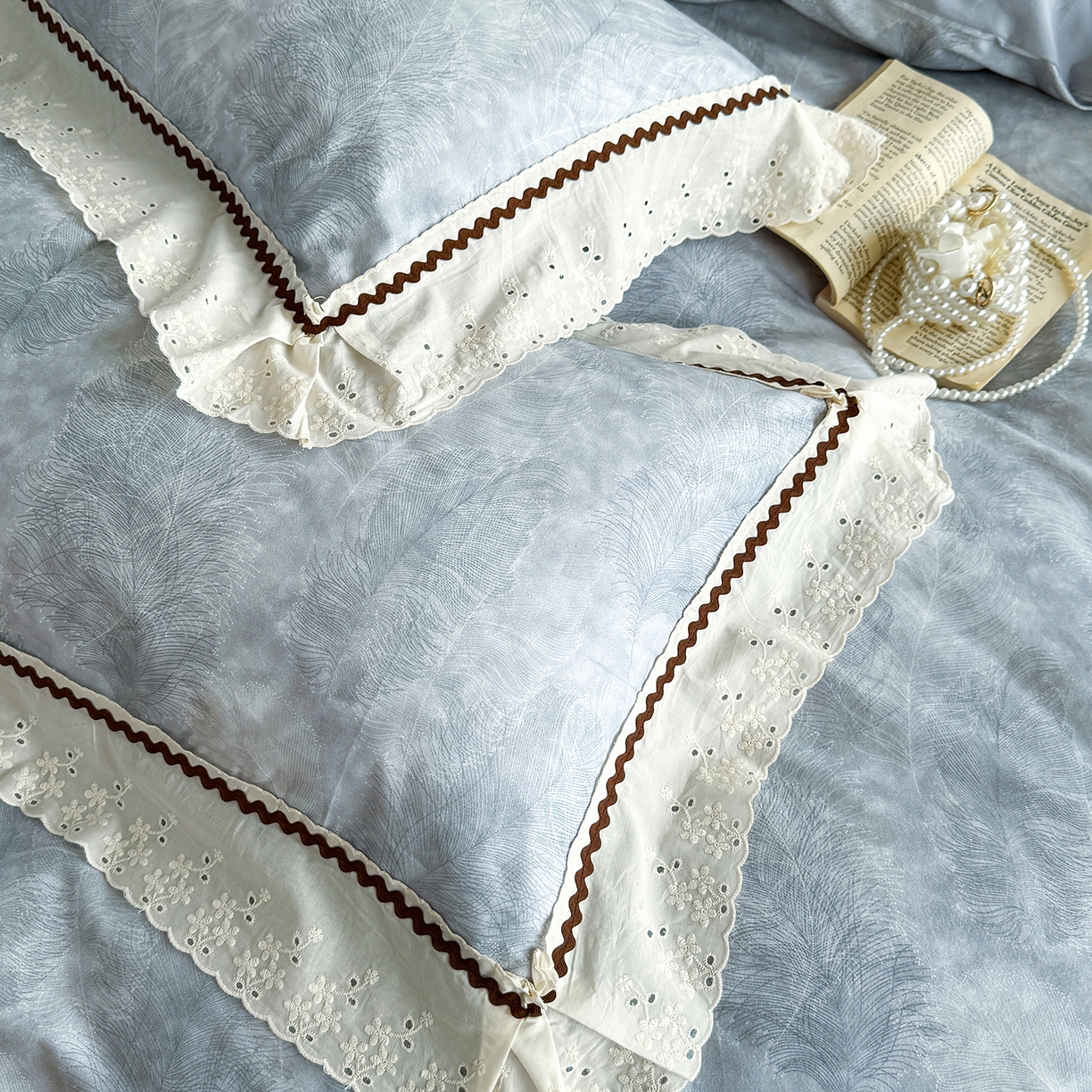 91家纺网 家纺一手货源 找家纺 星座家纺 2025新款秋冬全棉花边数码印花磨毛四件套 羽絮-灰