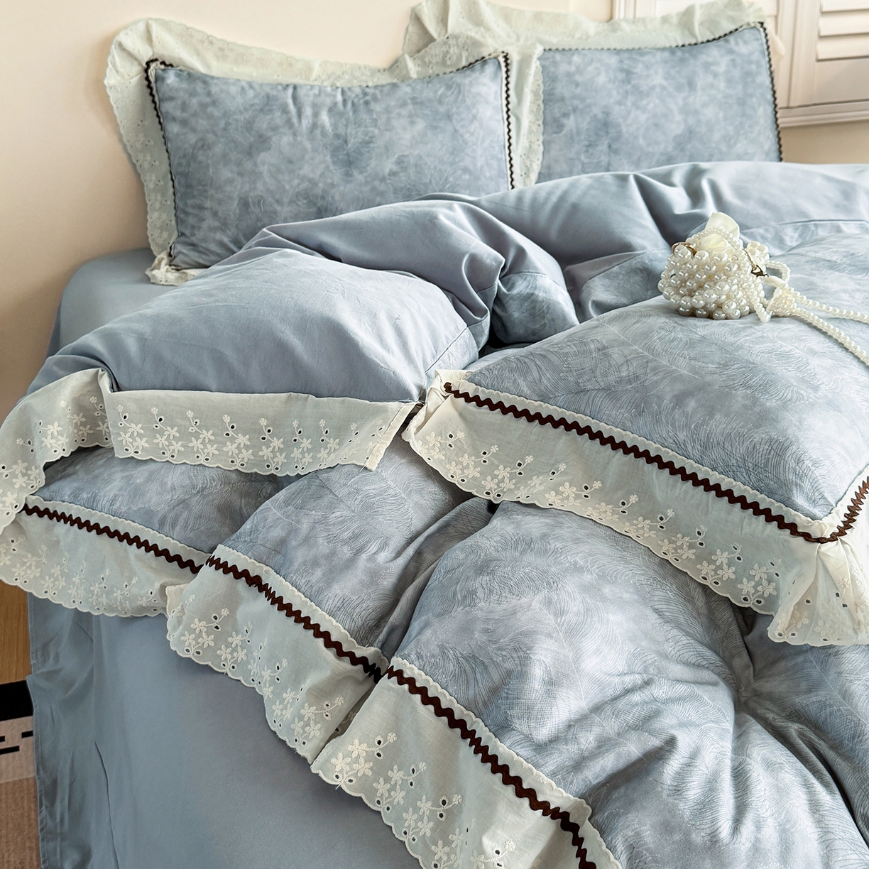 91家纺网 家纺一手货源 找家纺 星座家纺 2025新款秋冬全棉花边数码印花磨毛四件套 羽絮-灰