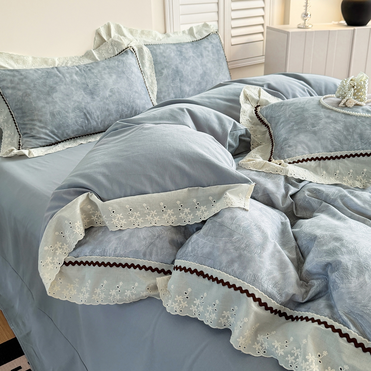 91家纺网 家纺一手货源 找家纺 星座家纺 2025新款秋冬全棉花边数码印花磨毛四件套 羽絮-灰