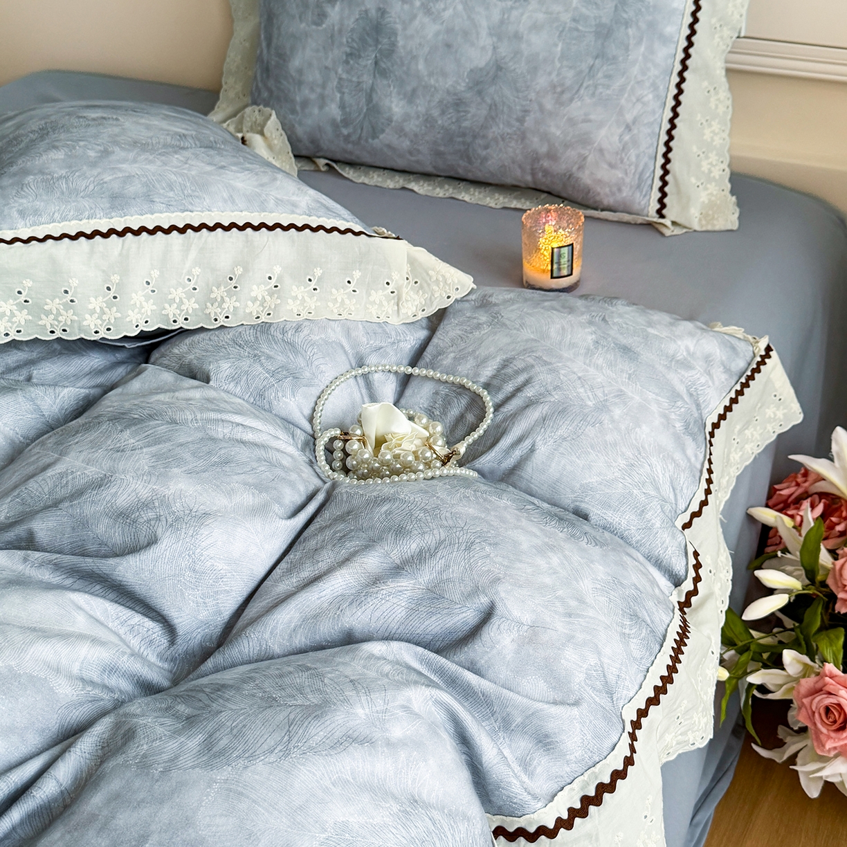 91家纺网 家纺一手货源 找家纺 星座家纺 2025新款秋冬全棉花边数码印花磨毛四件套 羽絮-灰