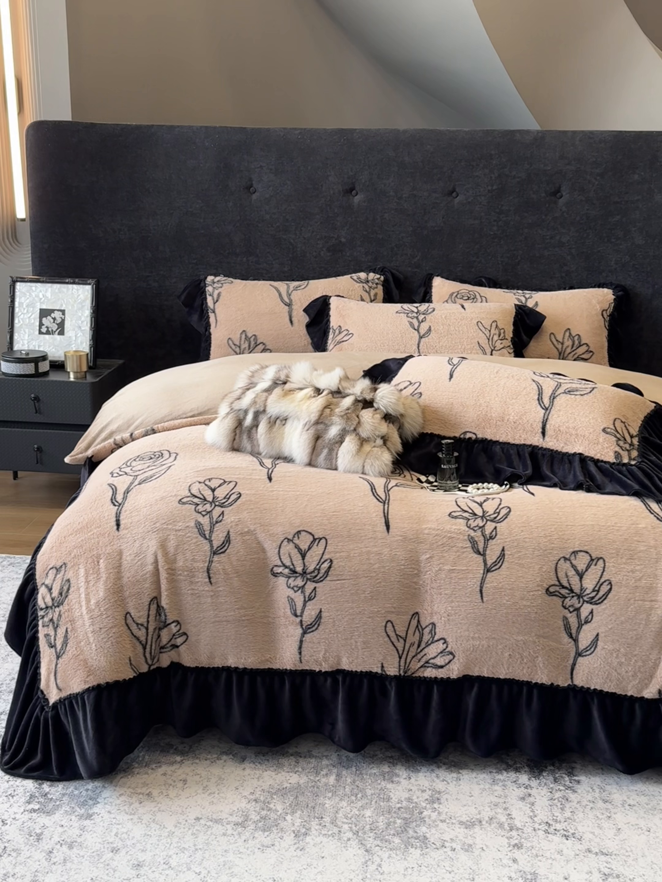 91家纺网 家纺一手货源 找家纺 优悦生活馆 2025新款兔毛绒牛奶绒保暖四件套 线条玫瑰