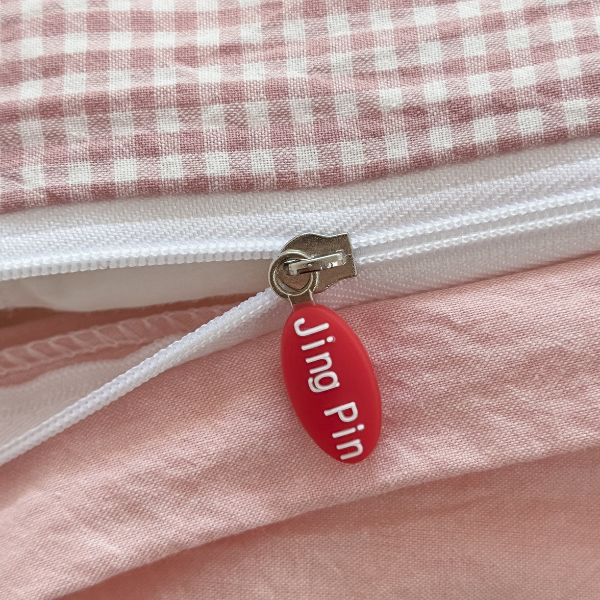 91家纺网 家纺一手货源 找家纺 宜家坊 2025新款A类全棉色织水洗棉被套单件纯棉格子纯色学生宿舍被罩定制定做 密格-浅粉