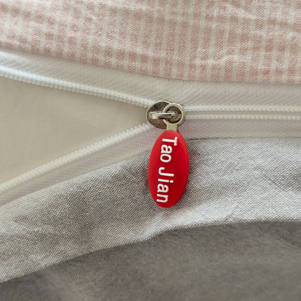 91家纺网 家纺一手货源 找家纺 宜家坊 2025新款A类全棉色织水洗棉被套单件纯棉格子纯色学生宿舍被罩定制定做 密条-粉灰