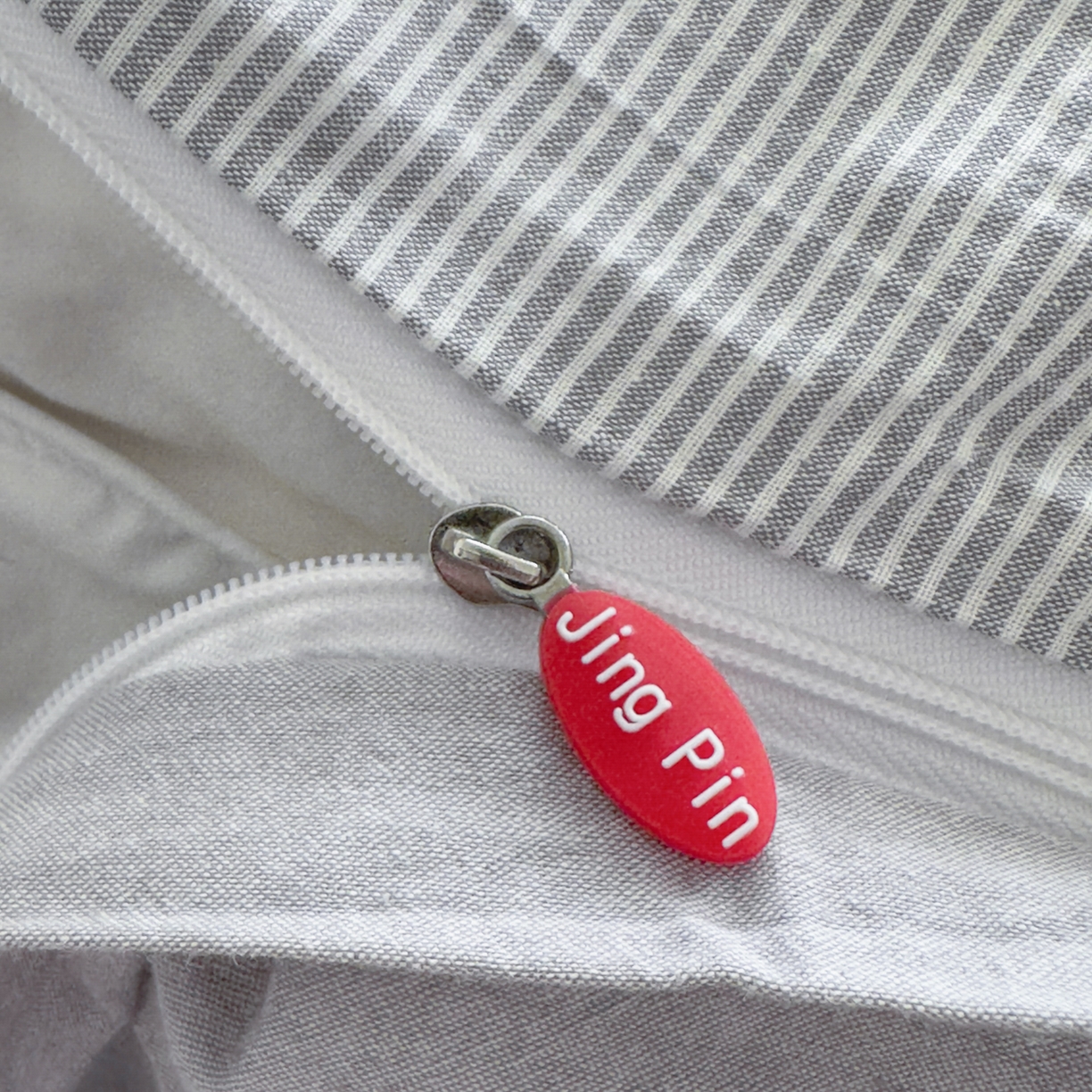 91家纺网 家纺一手货源 找家纺 宜家坊 2025新款A类全棉色织水洗棉被套单件纯棉格子纯色学生宿舍被罩定制定做 密条-浅灰