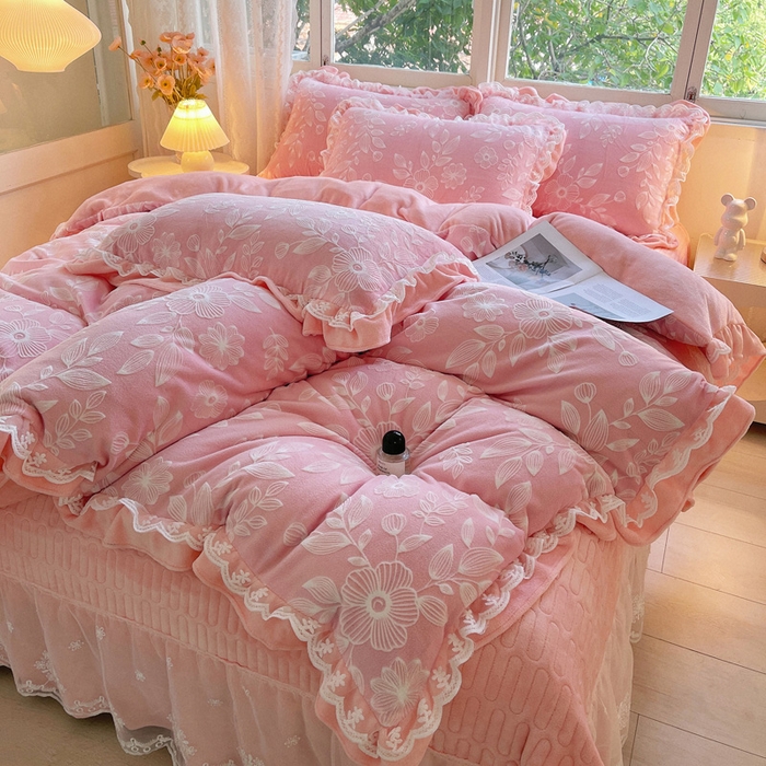 91家纺网 家纺一手货源 找家纺 （总）梦之星 2025新款牛奶绒雕花床盖款床单款四件套