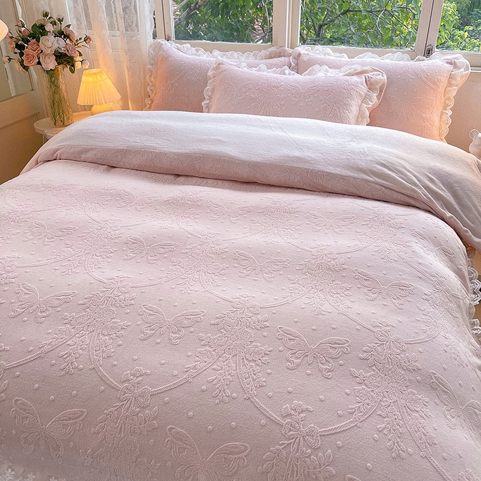 91家纺网 家纺一手货源 找家纺 梦之星 2025新款牛奶绒雕花床盖款床单款四件套 蝶恋花-粉
