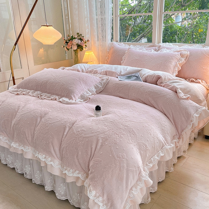 91家纺网 家纺一手货源 找家纺 梦之星 2025新款牛奶绒雕花床盖款床单款四件套 蝶恋花-粉