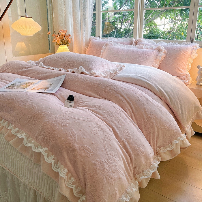 91家纺网 家纺一手货源 找家纺 梦之星 2025新款牛奶绒雕花床盖款床单款四件套 蝶恋花-粉