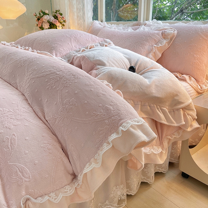 91家纺网 家纺一手货源 找家纺 梦之星 2025新款牛奶绒雕花床盖款床单款四件套 蝶恋花-粉