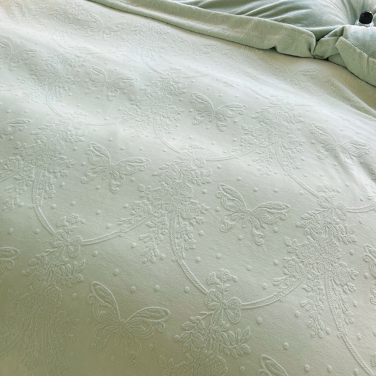 91家纺网 家纺一手货源 找家纺 梦之星 2025新款牛奶绒雕花床盖款床单款四件套 蝶恋花-绿