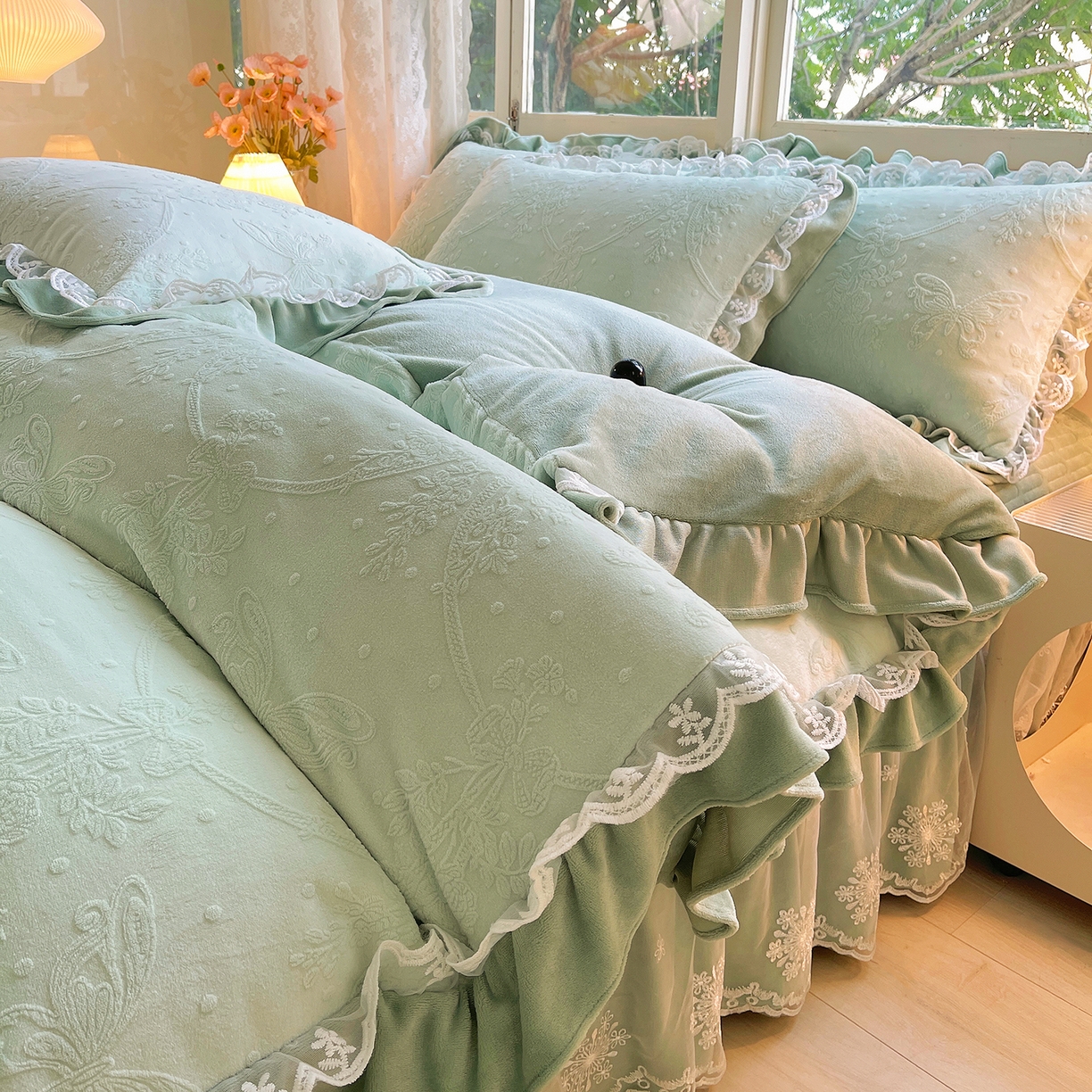 91家纺网 家纺一手货源 找家纺 梦之星 2025新款牛奶绒雕花床盖款床单款四件套 蝶恋花-绿