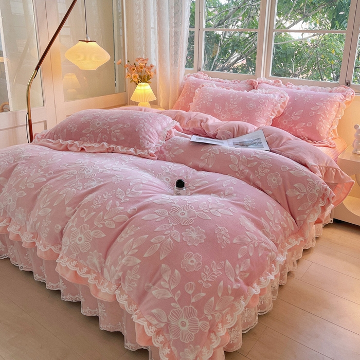 91家纺网 家纺一手货源 找家纺 梦之星 2025新款牛奶绒雕花床盖款床单款四件套 繁花-粉