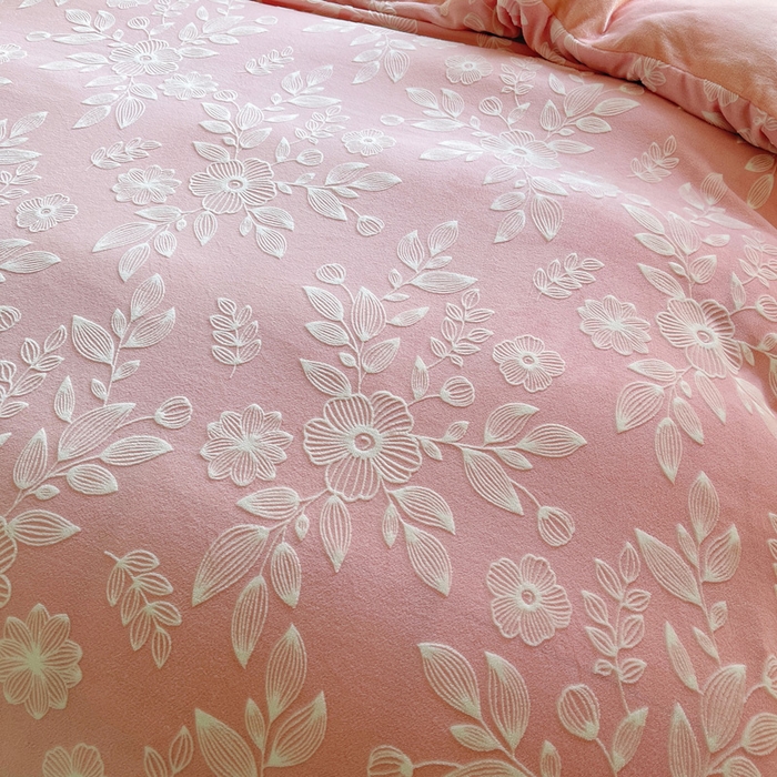 91家纺网 家纺一手货源 找家纺 梦之星 2025新款牛奶绒雕花床盖款床单款四件套 繁花-粉