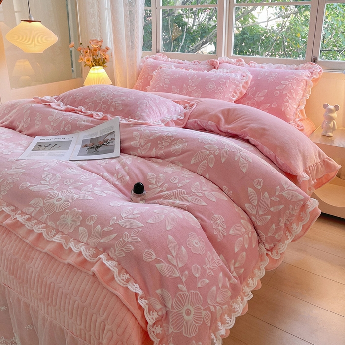 91家纺网 家纺一手货源 找家纺 梦之星 2025新款牛奶绒雕花床盖款床单款四件套 繁花-粉