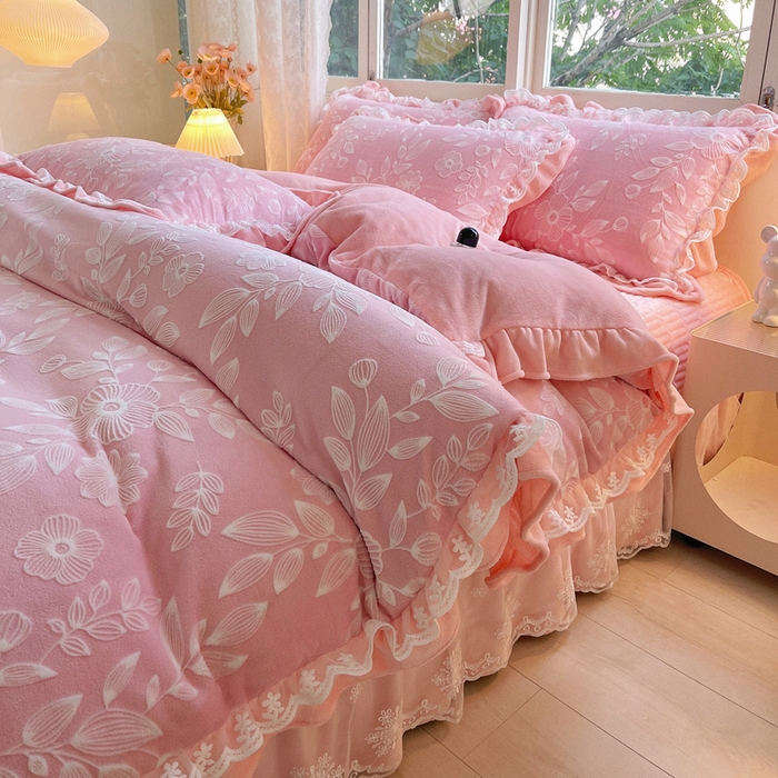 91家纺网 家纺一手货源 找家纺 梦之星 2025新款牛奶绒雕花床盖款床单款四件套 繁花-粉