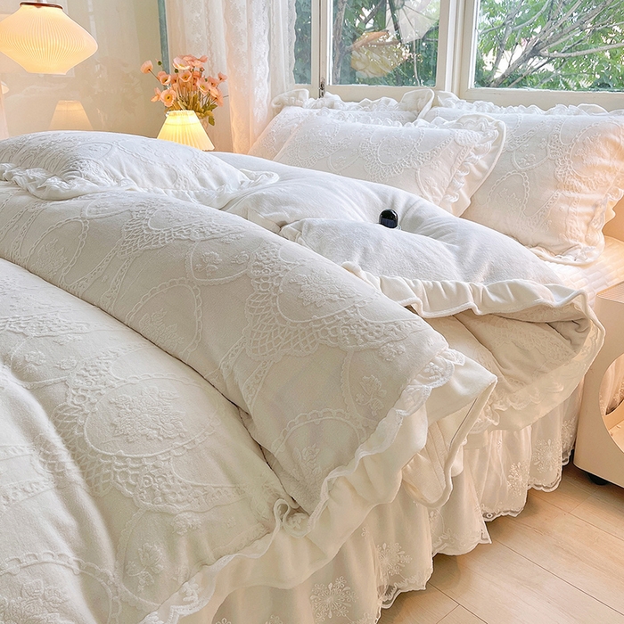 91家纺网 家纺一手货源 找家纺 梦之星 2025新款牛奶绒雕花床盖款床单款四件套 洛梦-白